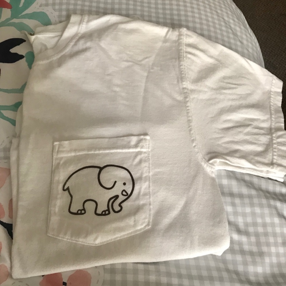 Ivory Ella mosaic elephant pocket tee size s